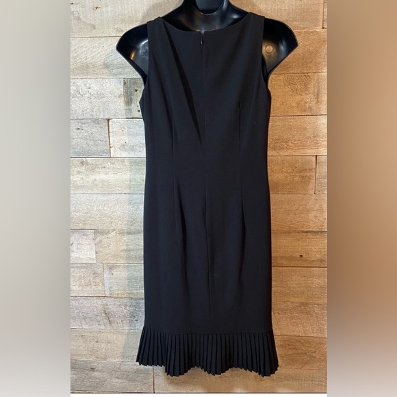 Black dress with pleated hem - Picture 4 of 7